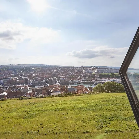 Caedmon House At Abbey * ウィットビー