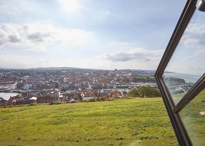 Caedmon House At Abbey * ウィットビー